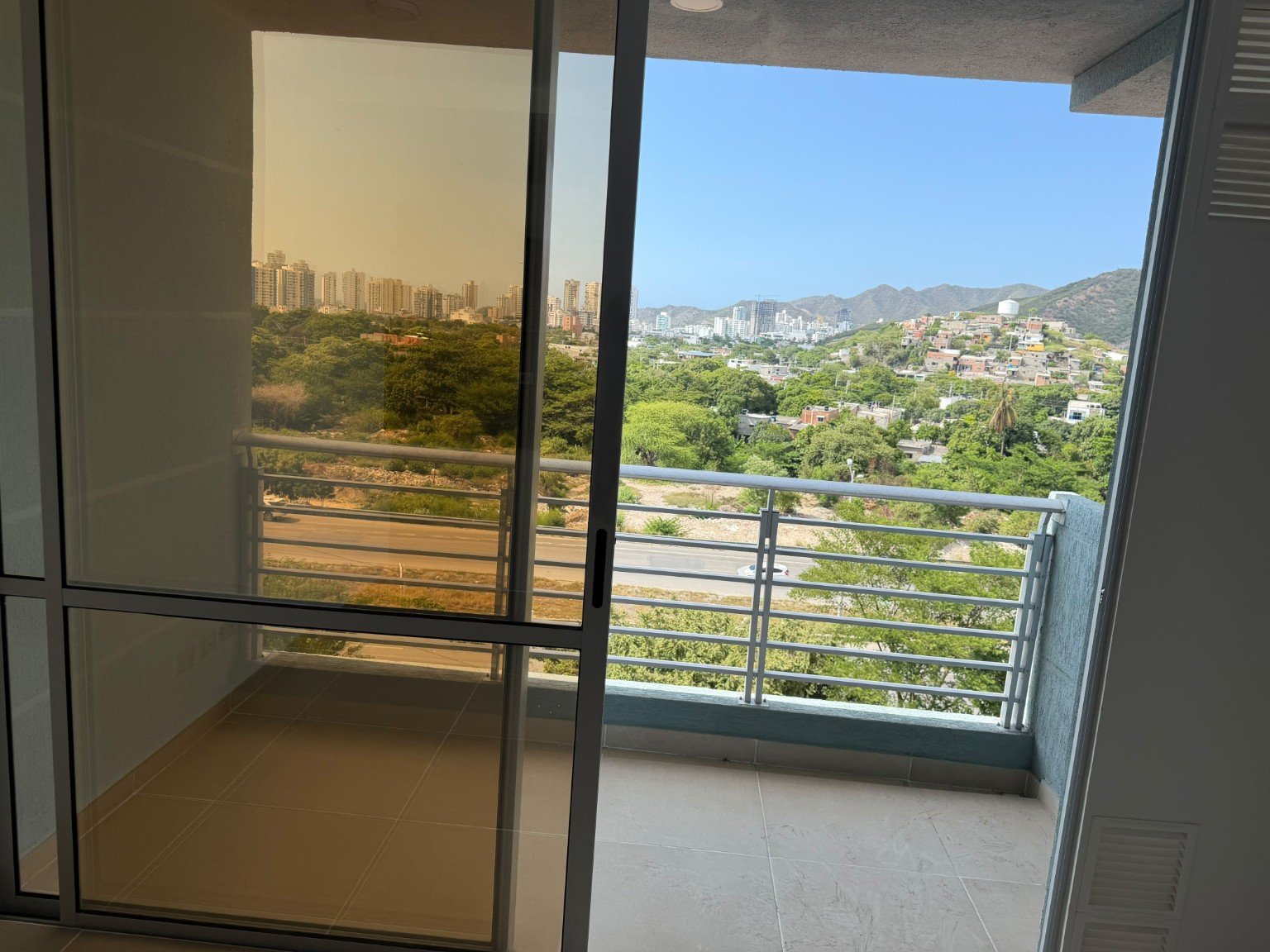 Balcón del apartamento antes de amoblar