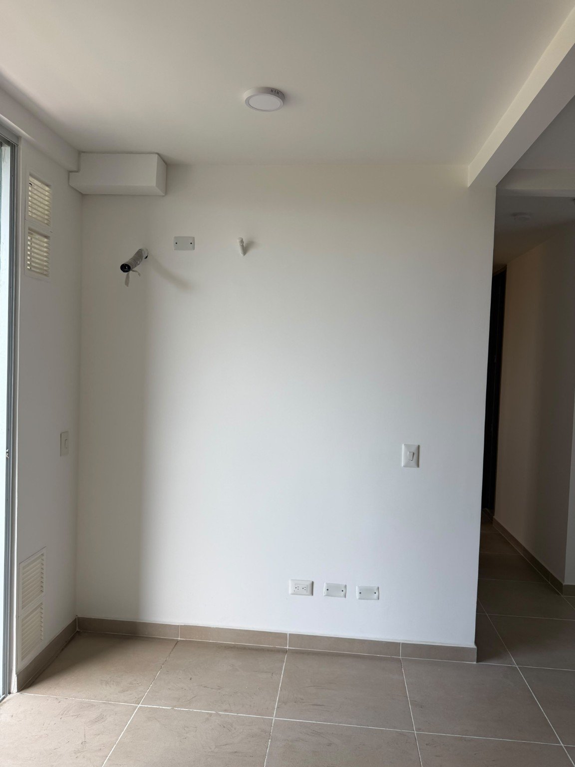 Otra vista de la sala antes de amoblar