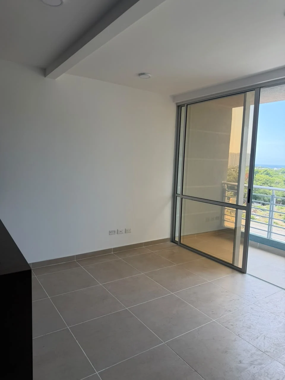 Sala antes de la intervención, sin mobiliario